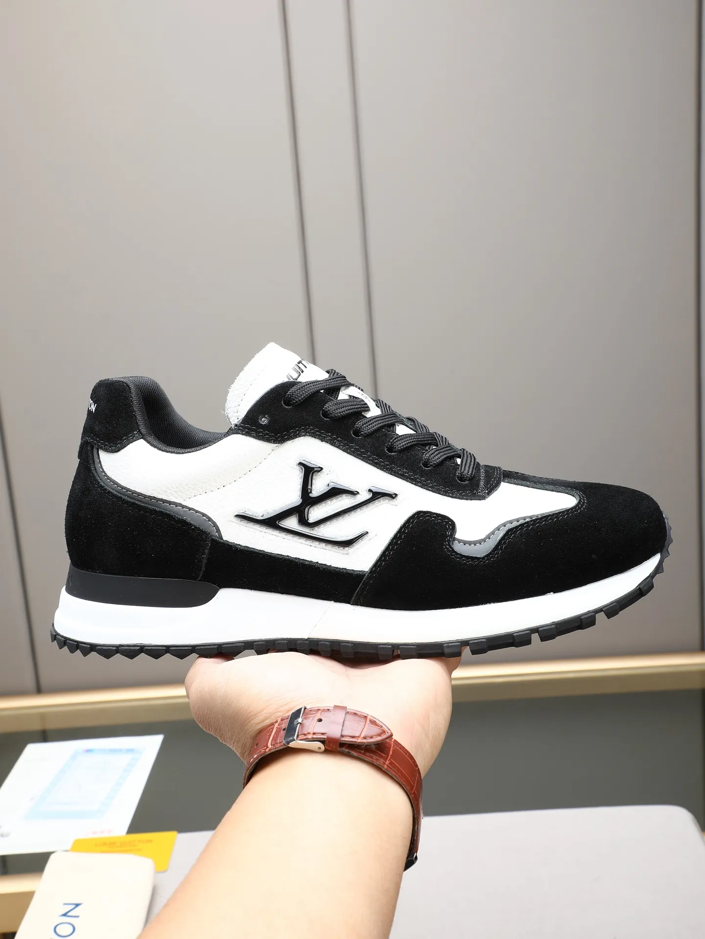 PP600 Louis Vuitton LV Run Men's Sports Shoes LV Run men's sports shoes are made of cowhide leather, low-key and luxurious. The tongue and heel are embellished with classic logos, giving it a full sense of hierarchy. The rubber sole has strong grip and wear resistance, suitable for daily wear or light sports scenes, and has a full sense of quality🎬size: 39-44 (customized at 38.45.46)